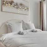Cozy And Central Studio In Paris Share Save